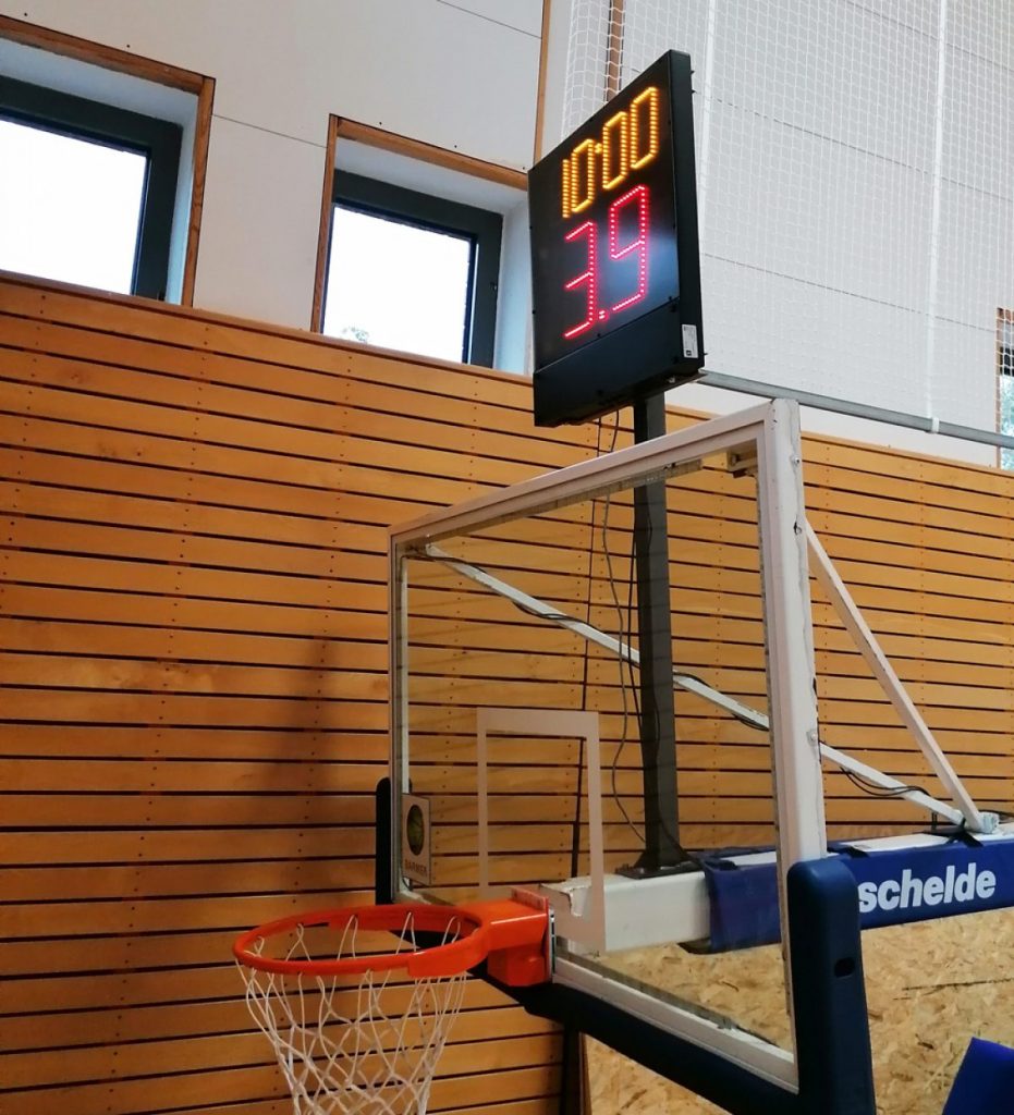Shot Clock beim Basketball über dem Korb einseitig