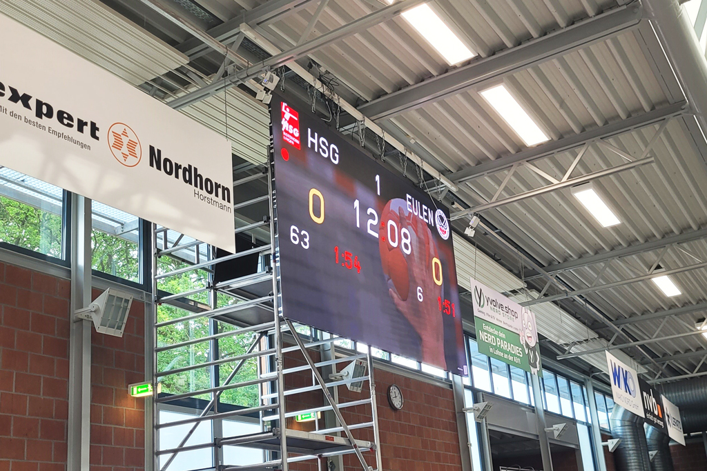 Installation Videodisplay in Handballhalle mit Gerüst