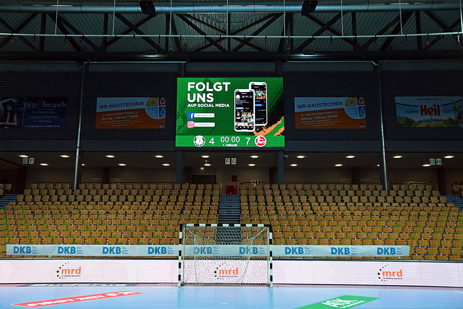Handball-Stadion-digitale-Anzeigetafel-als-Videowall