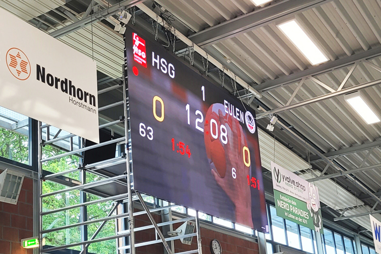 Handballhalle-LED-Videodisplay-als-Scoreboard-bei-HSG-Nordhorn-Lingen