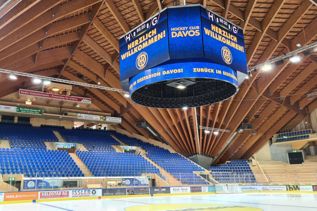 Videowürfel-in-der-Eissporthalle-Davos