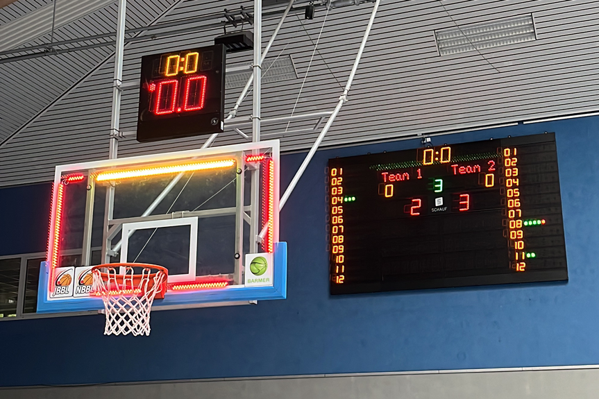 Indoor-Scoreboard-und-shot-clock-in-einer-basketballhalle