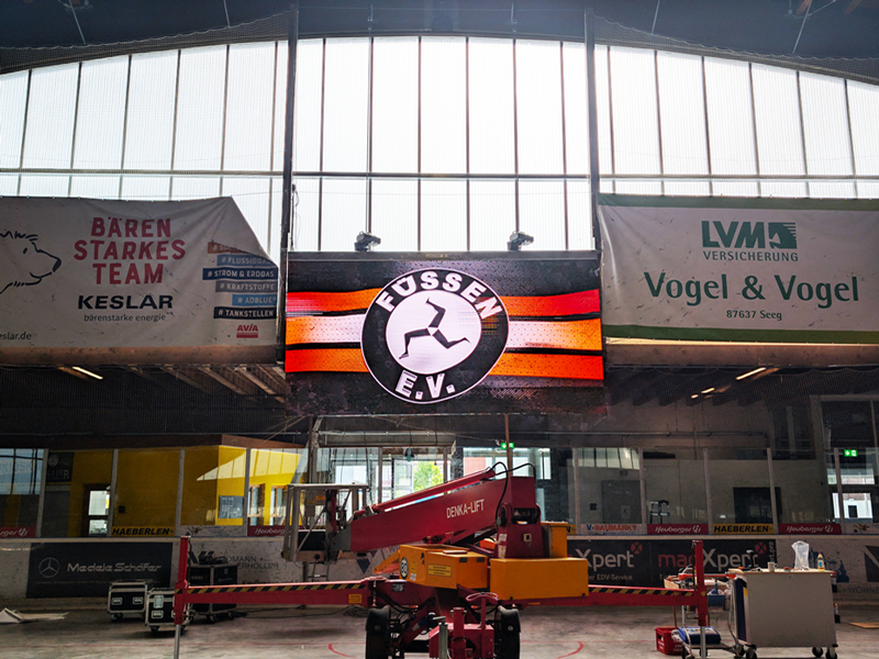 logo-von-füssen-ev-zu-sehen-auf-der-neuen-eishockey-led-videowand