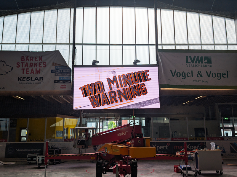 videowand-im-Eishockey-mit-2-minute-warning-auf-dem-display