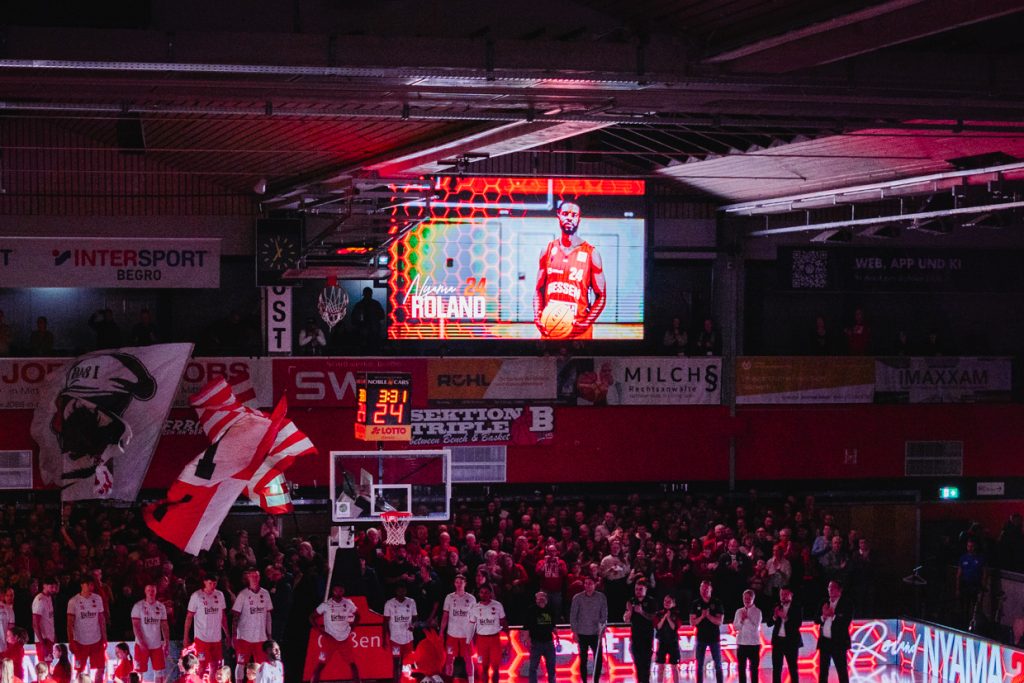 Videowall-in-der-Osthalle-Gießen---Basketball