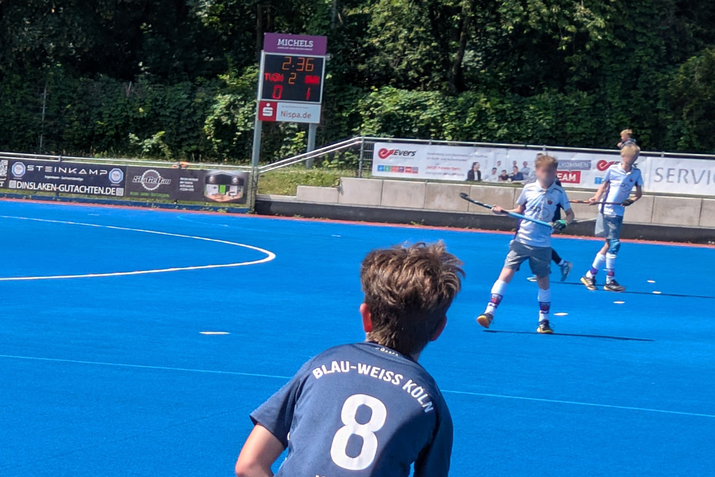 Blick-auf-die-digitale-Anzeige-im-Hockey-mit-Spielstand