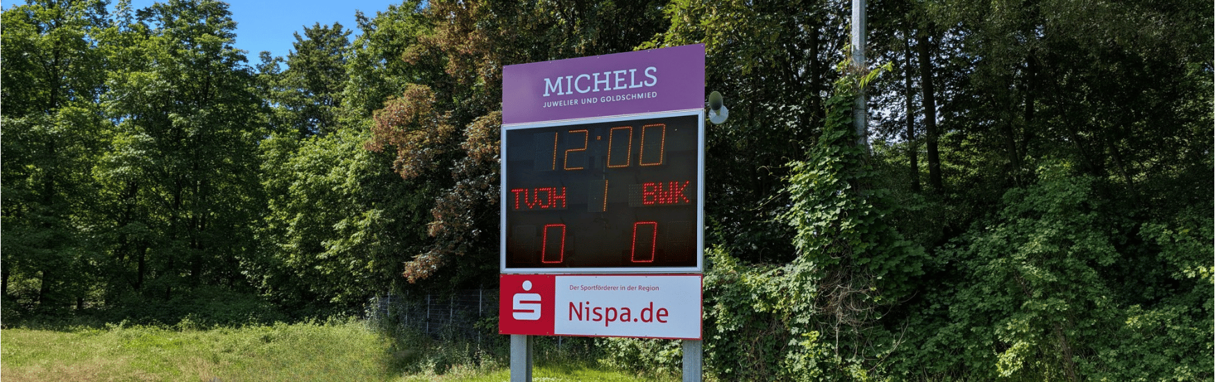Die-digitale-Anzeige-Hockey-bei-Jahn-Hiesfeld-mit-Werbeplatten (2)