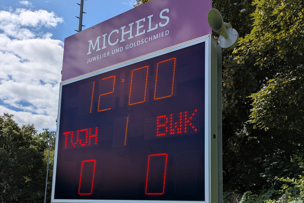 Elektronisches-Scoreboard-Fieldhockey-ganz-nah-mit-Hupe