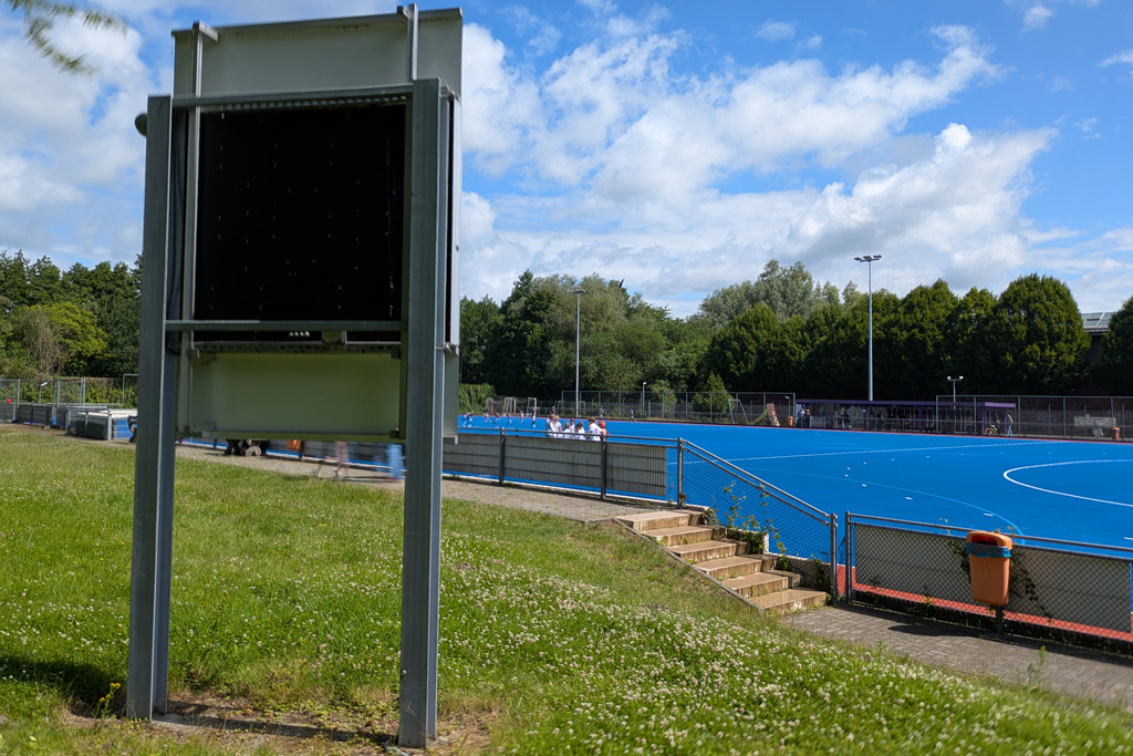 Hockey-Anzeigetafel-von-hinten-mit-Blick-auf-die-Unterkonstruktion