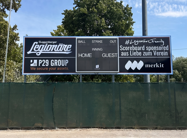 Scoreboard-Baseball-bei-den-Guggenberger-Legionären-mit-Sponsorentafel