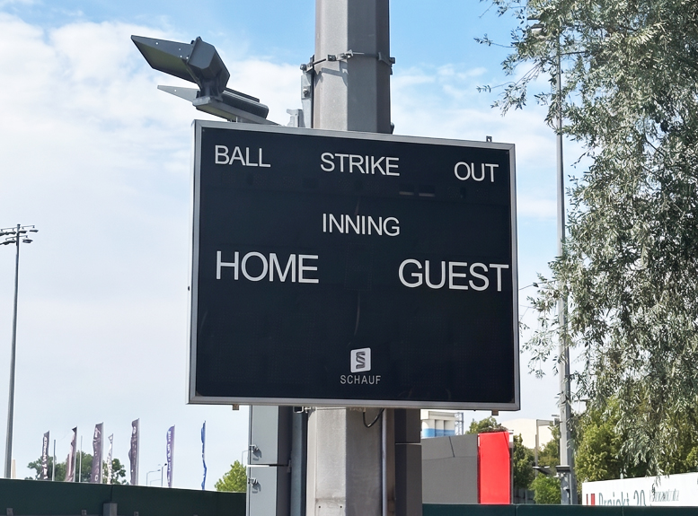 Scoreboard-Softballplatz-und-Baseball-am-Flutlichtmast