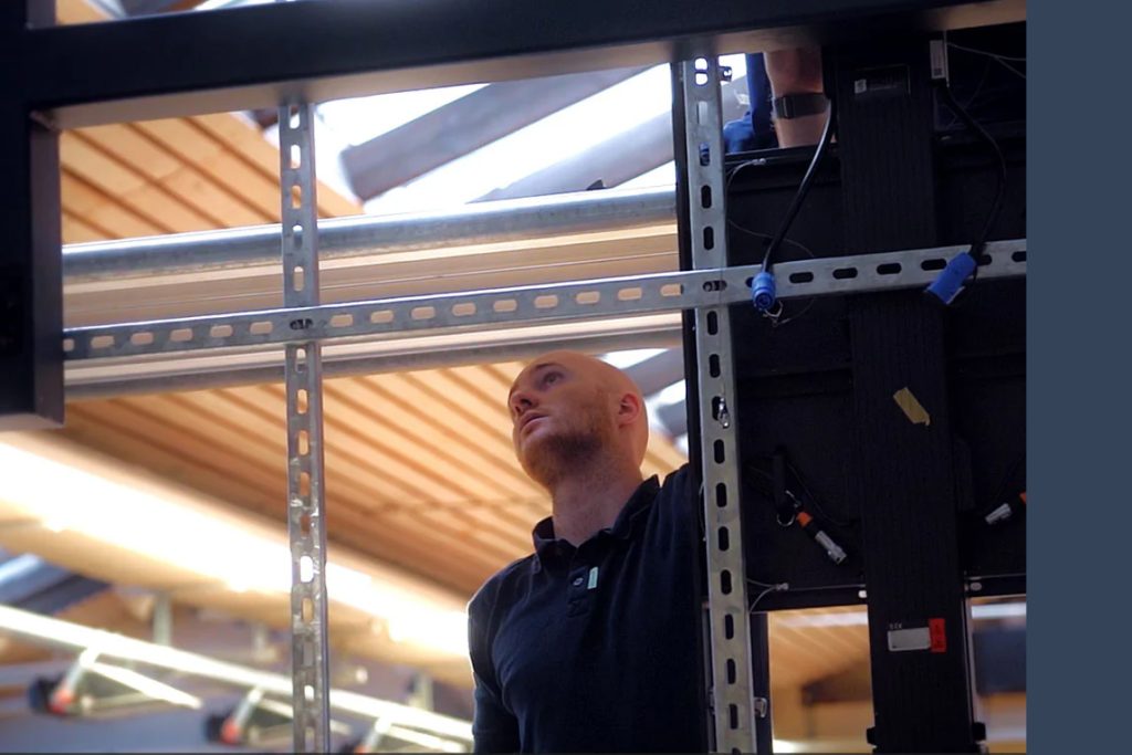Montage-Videowall mit Unterkonstruktion