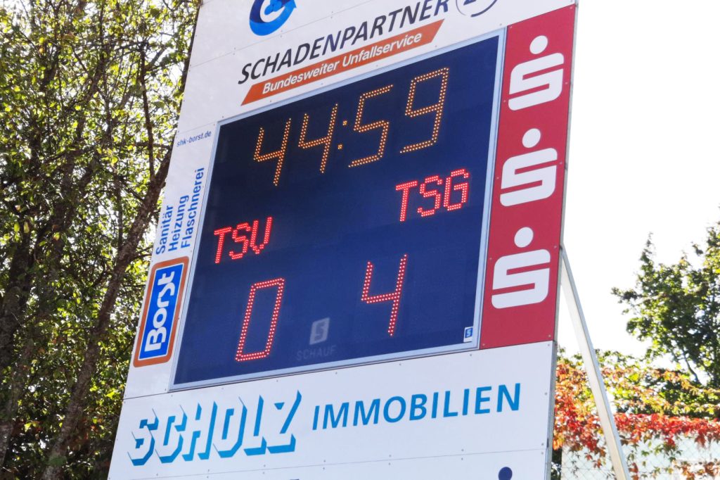 Schauf-Star-Outdoor-im-Fussball-Stadion-mit-Werbeflächen
