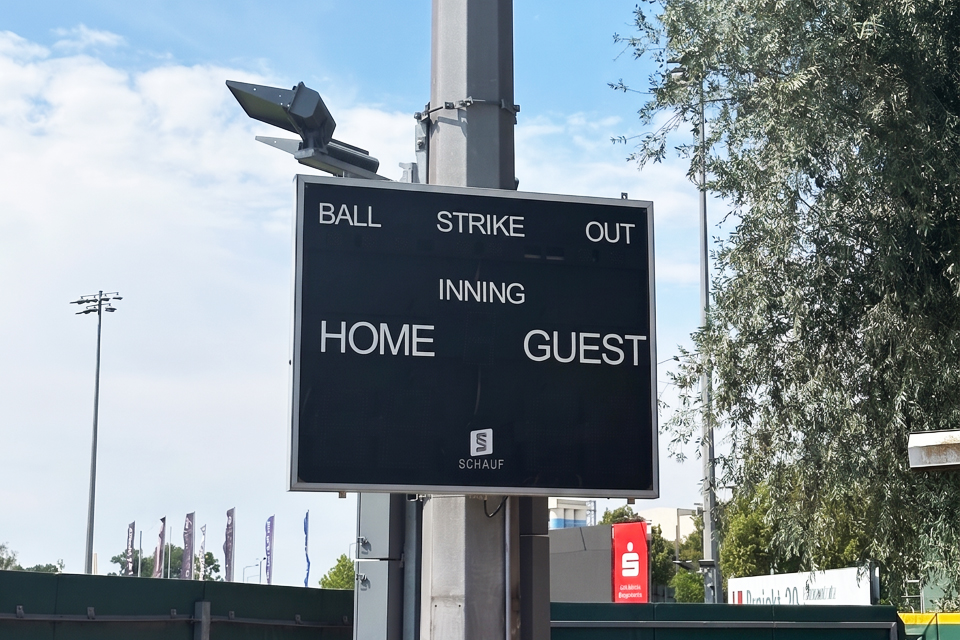 Scoreboard-Besfestigung-am-Flutlichtmast