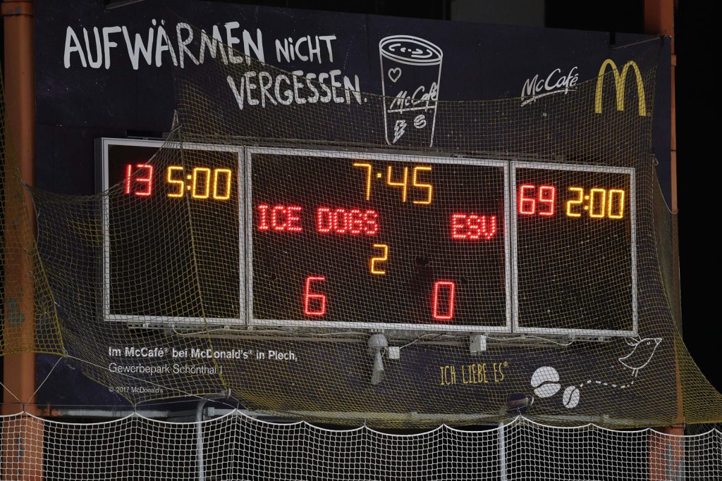 Arena-Pegnitz-mit-Eishockey-Ergebnistafel-von-Schauf