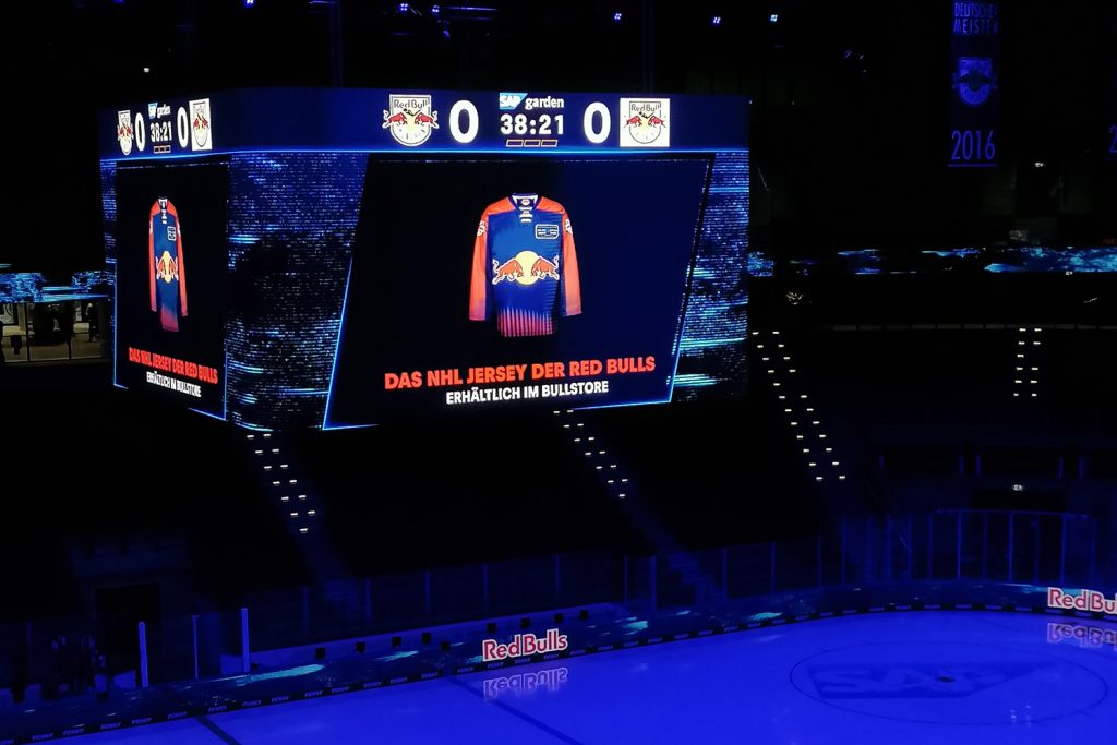 Eishockey-Spieldaten-von-Schauf-auf-dem-Videowürfel-in-München