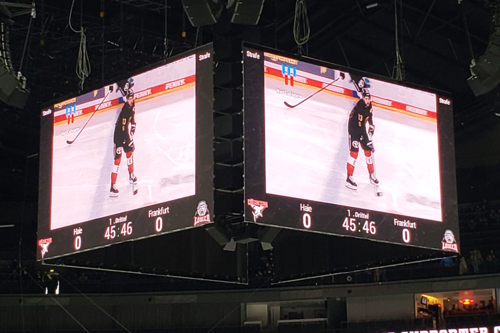 Lanxess-Arena-mit-Schauf-Eishockey-system-auf-dem-Würfel