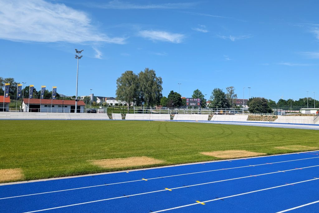 Video-Anzeigetafel-im-Fußballstadion-aus-Sicht-von-der-anderen-Seite-des-Spielfeldes