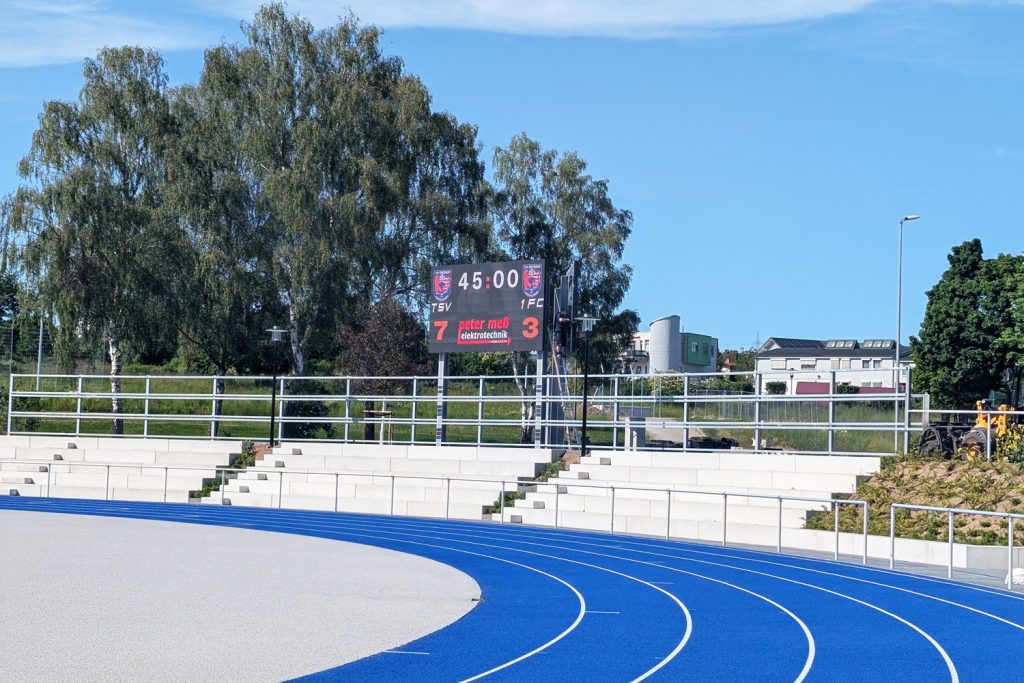 Video-Anzeigetafel-im-Stadion-Stadtallendorf-Herrenwaldstadion-mit--umlaufenderTartanbahn